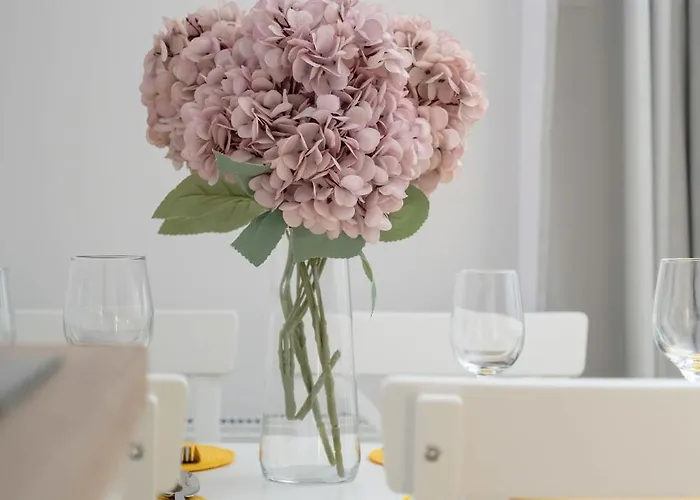 Cosy With Balcony By Renters Apartment *