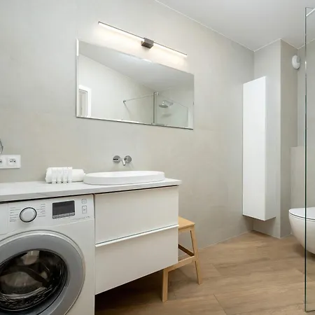Cosy With Balcony By Renters Breslavia
