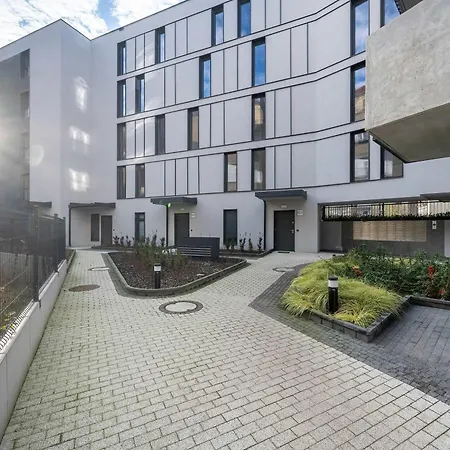 Cosy With Balcony By Renters Breslavia