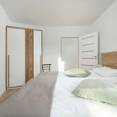 Cosy With Balcony By Renters Апартаменты