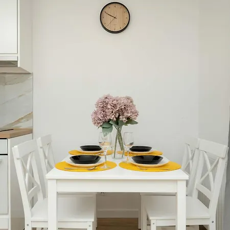 Cosy With Balcony By Renters Апартаменты *