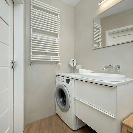 Cosy With Balcony By Renters Апартаменты