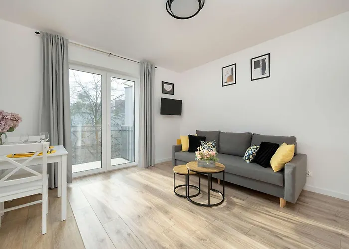 Cosy With Balcony By Renters Breslavia