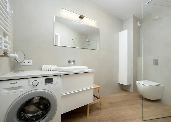 Cosy With Balcony By Renters Breslavia