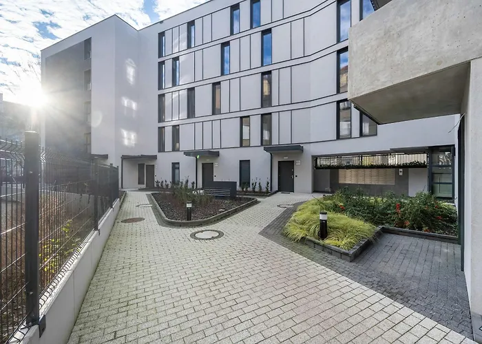 Cosy With Balcony By Renters Breslavia