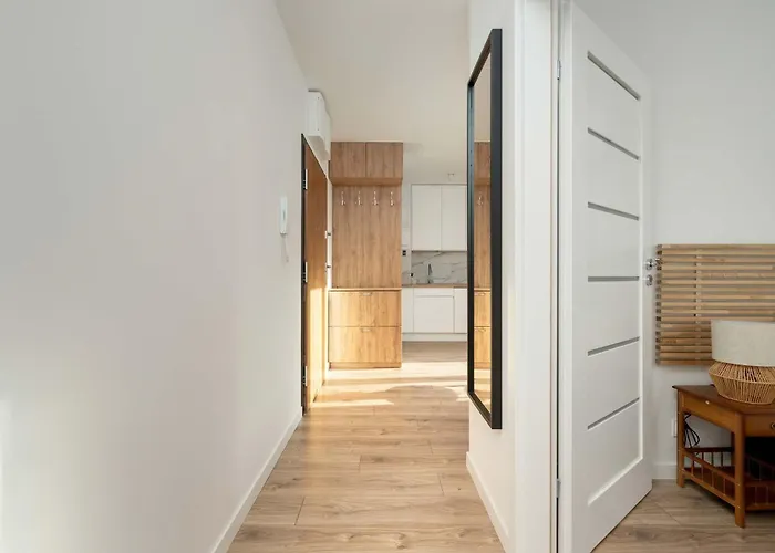 Cosy With Balcony By Renters Apartment *